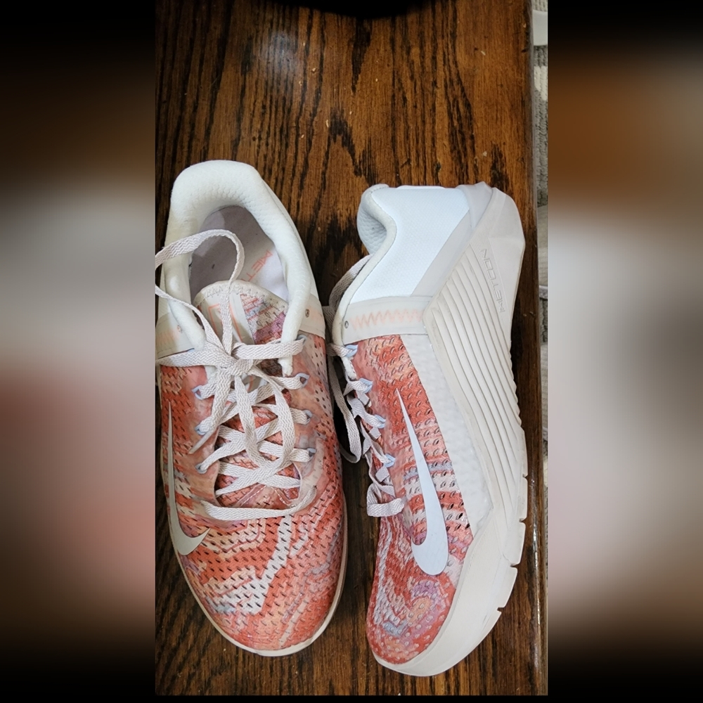 Metcon tennis shoes